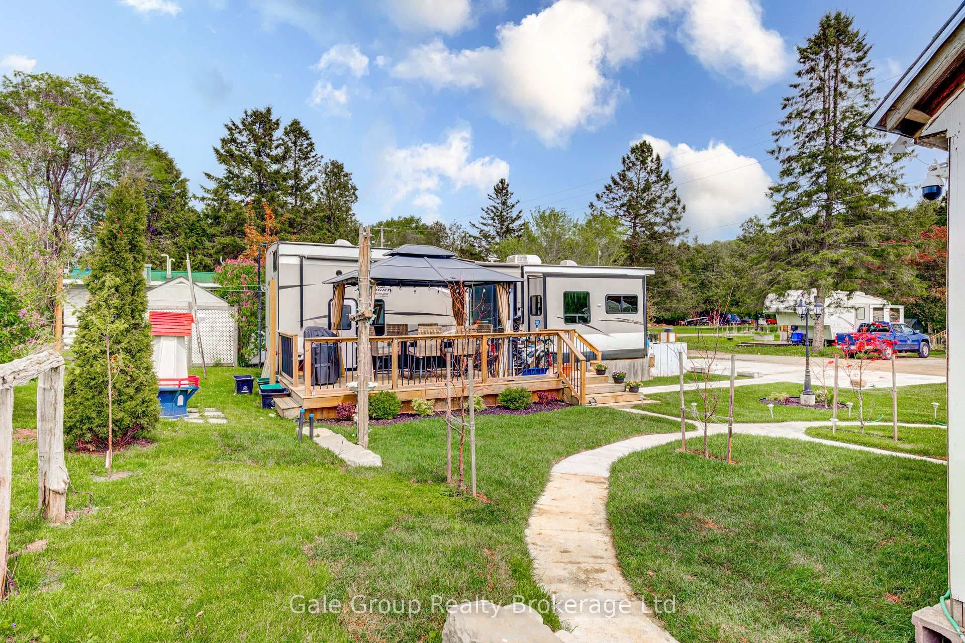495856 10th Line Unit 92 photo 35
