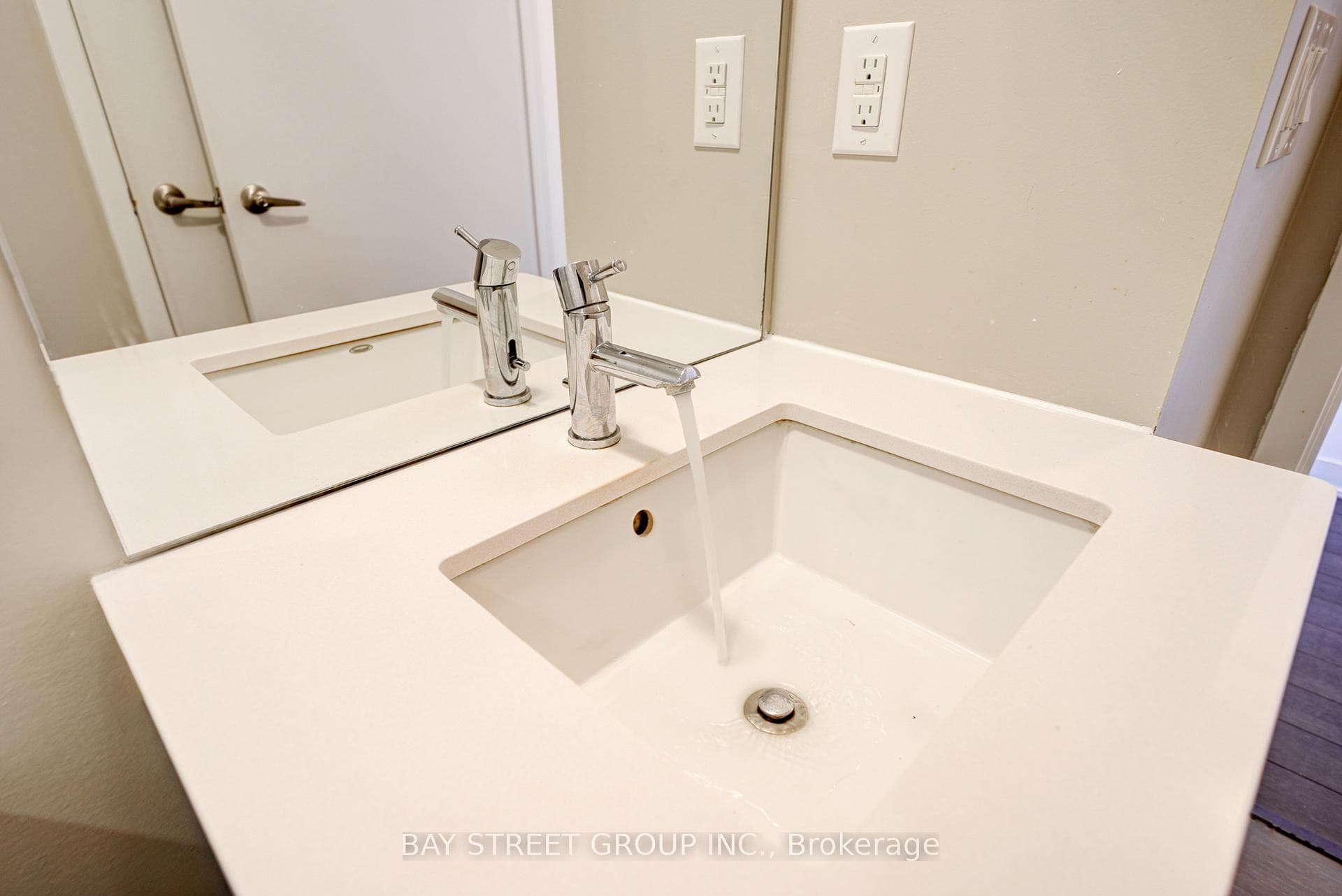 210 Simcoe Street Unit 1403 photo 11