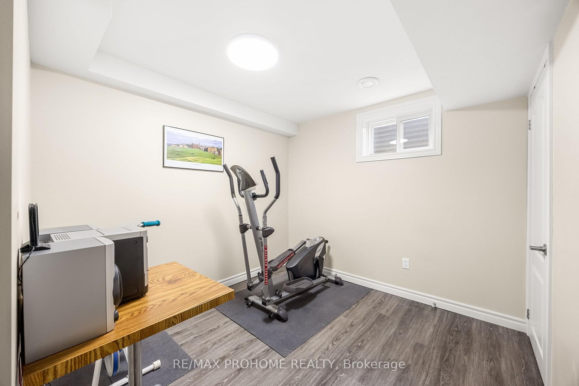 197 Roxanne Crescent photo 32