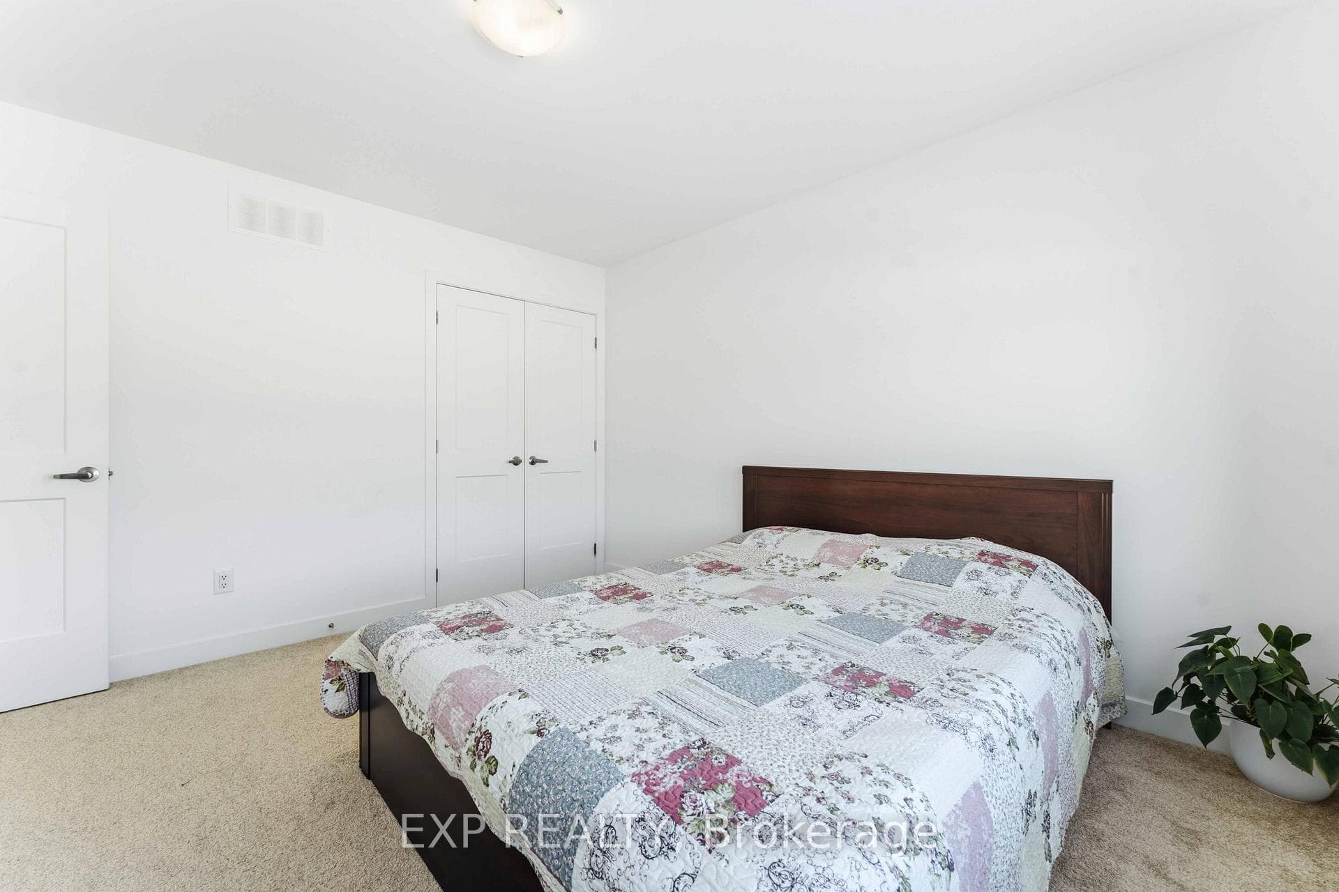 609 Putney Crescent photo 34