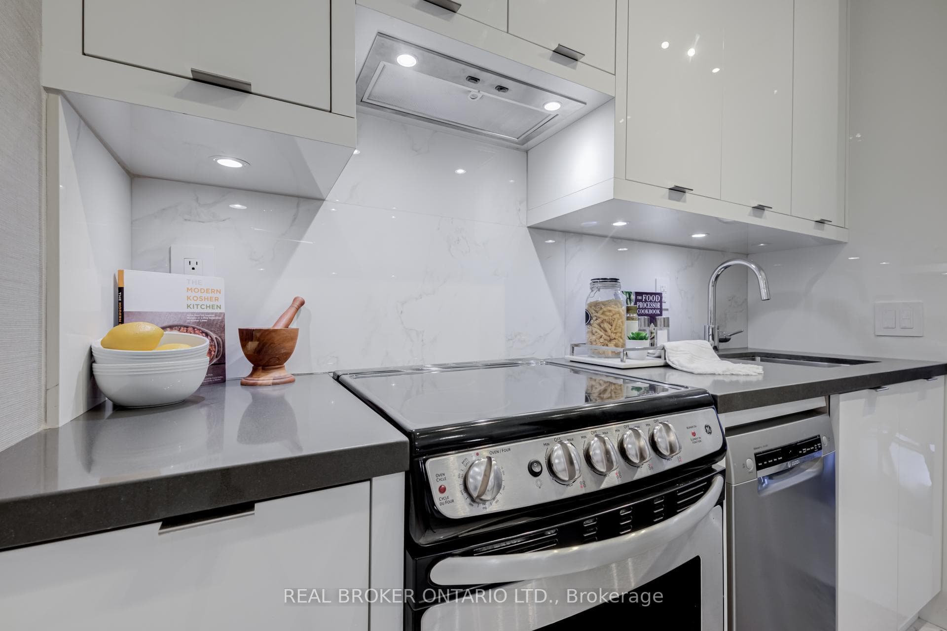 21 Scollard Street Unit 104 photo 17