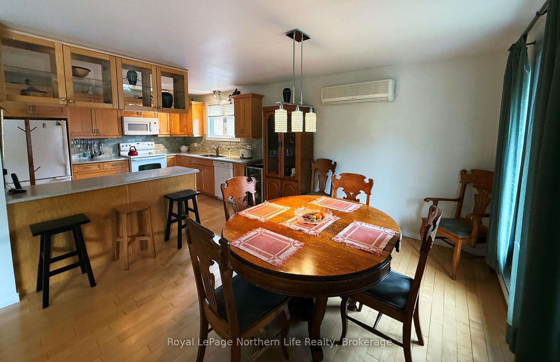 132 Levis Street photo 6