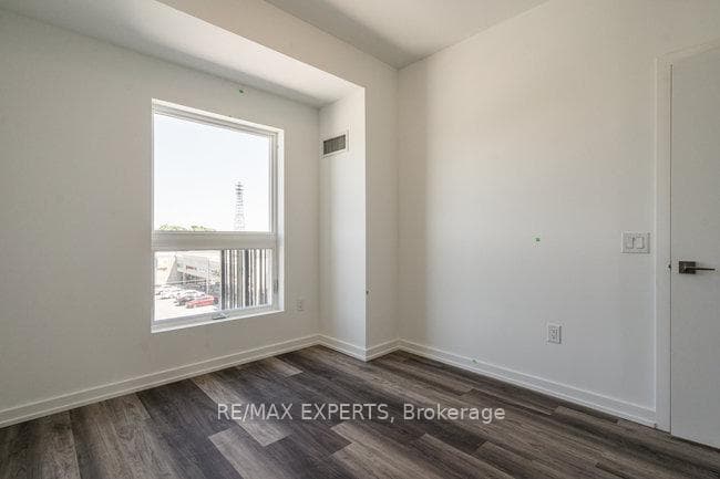 430 Essa Road Unit 318 photo 24