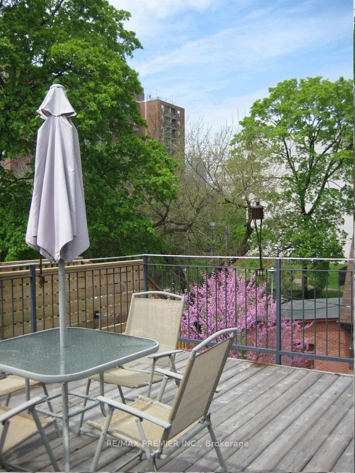 196 Carlton Street Unit 3 photo 6