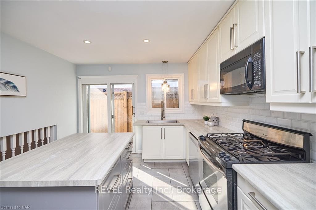 110 STRADA Boulevard photo 15