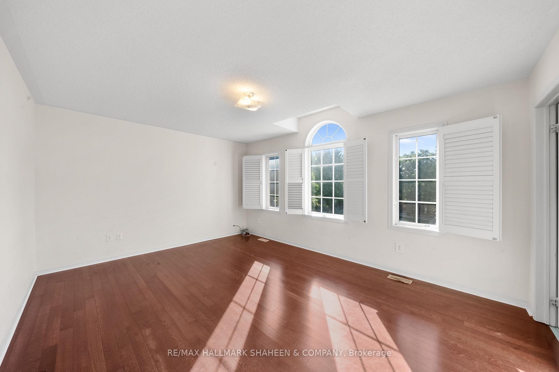 909 Oaktree Crescent photo 14