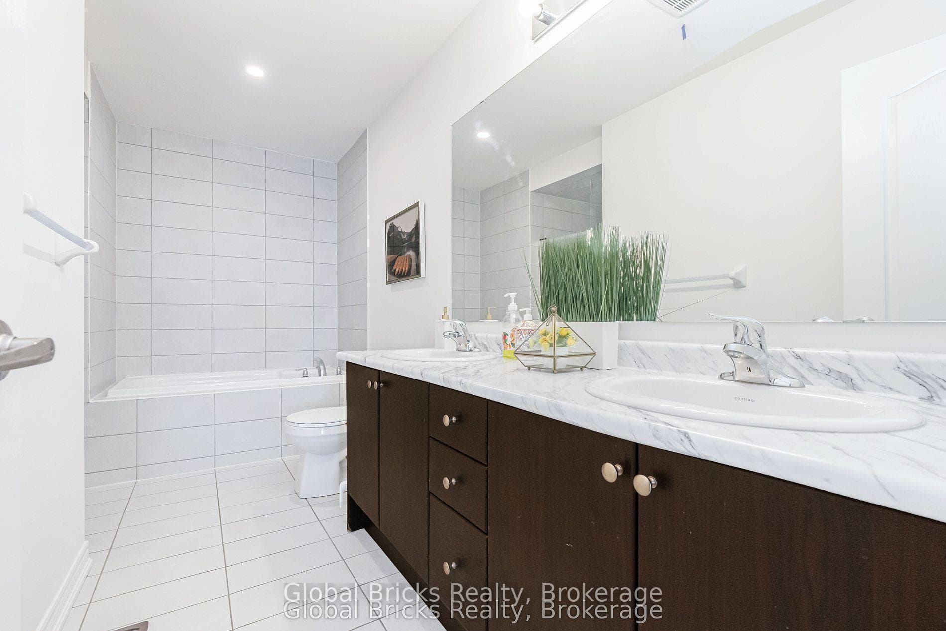 49 Burnhamthorpe Road photo 42