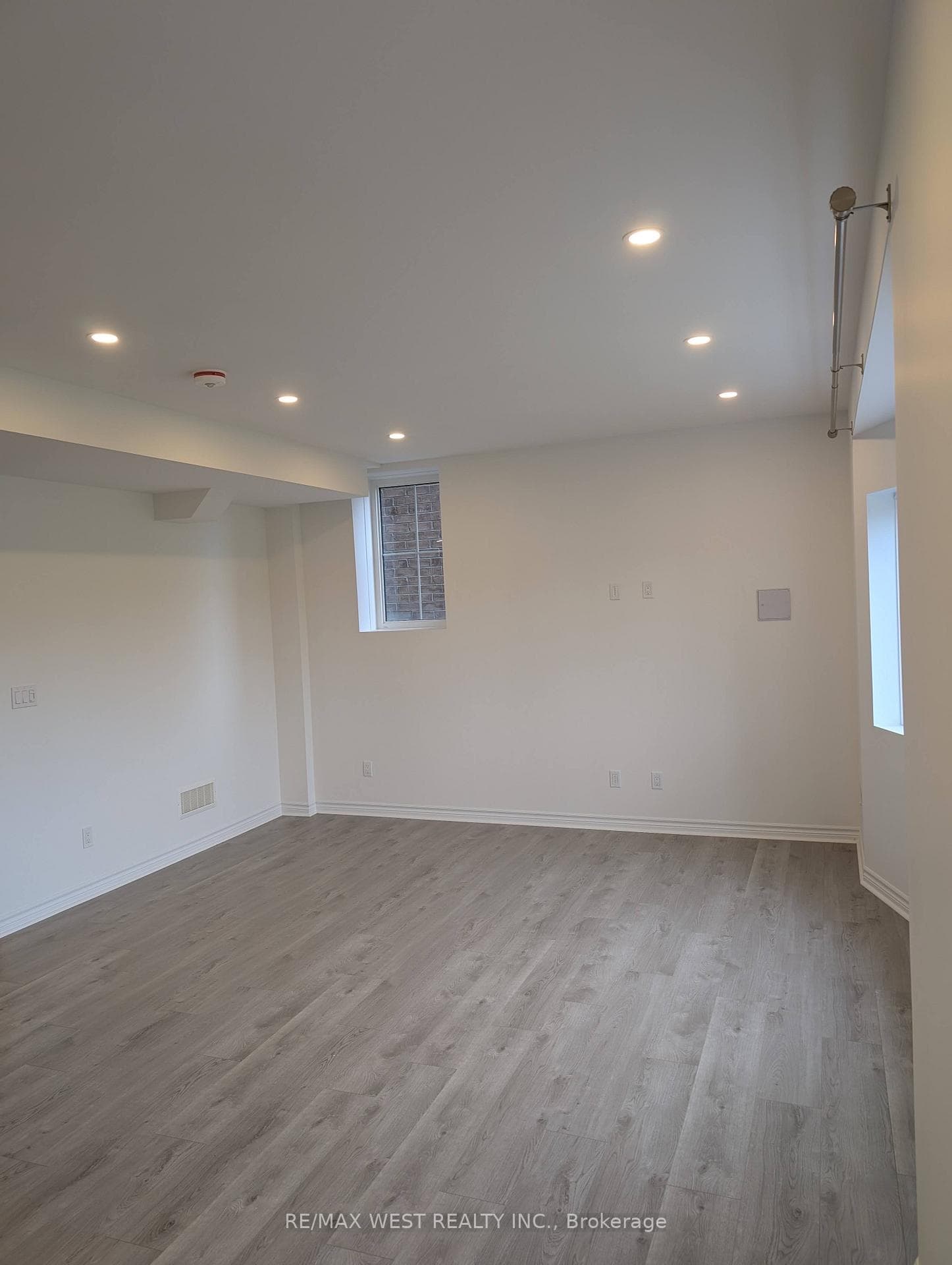 558 Somerville Drive photo 3