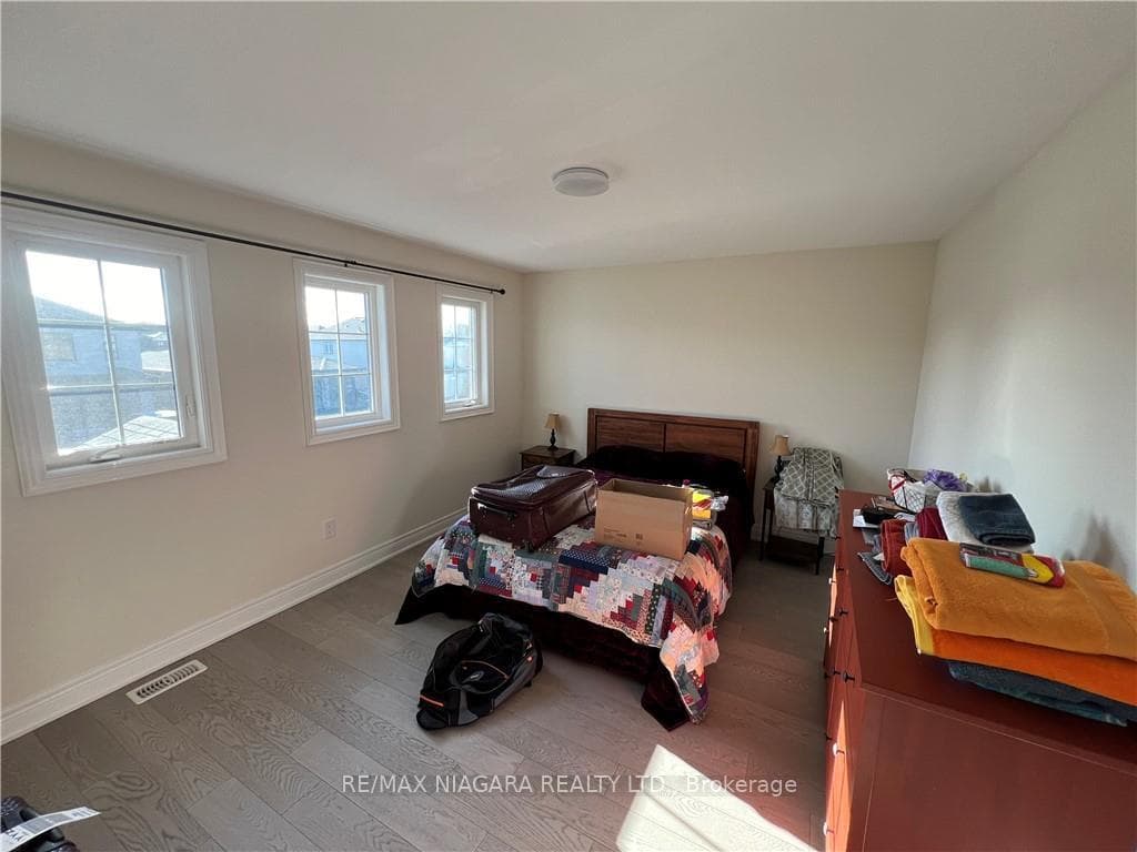 7427 Sherrilee Crescent photo 11