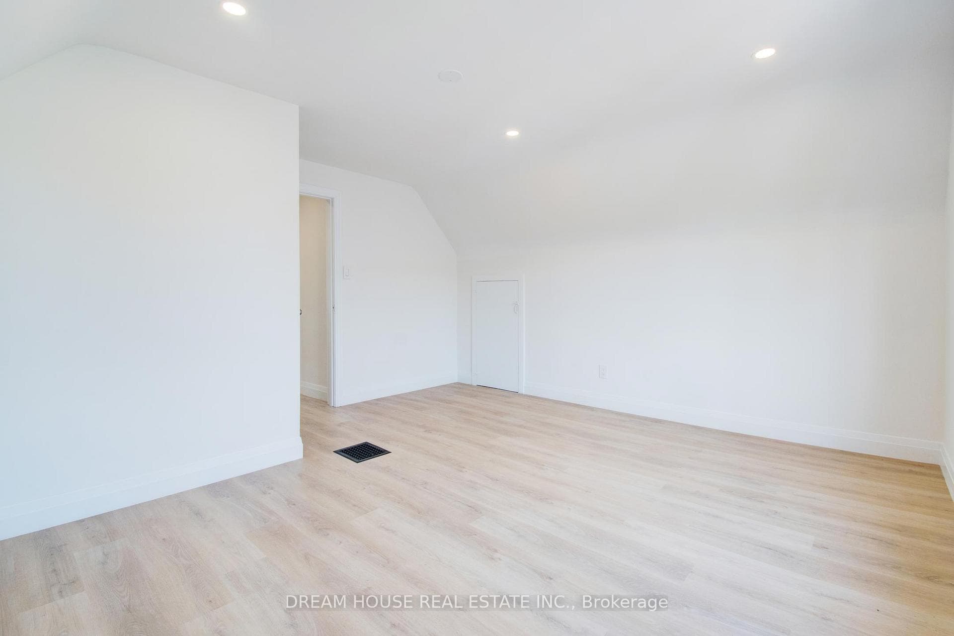47 Ellis Crescent photo 14