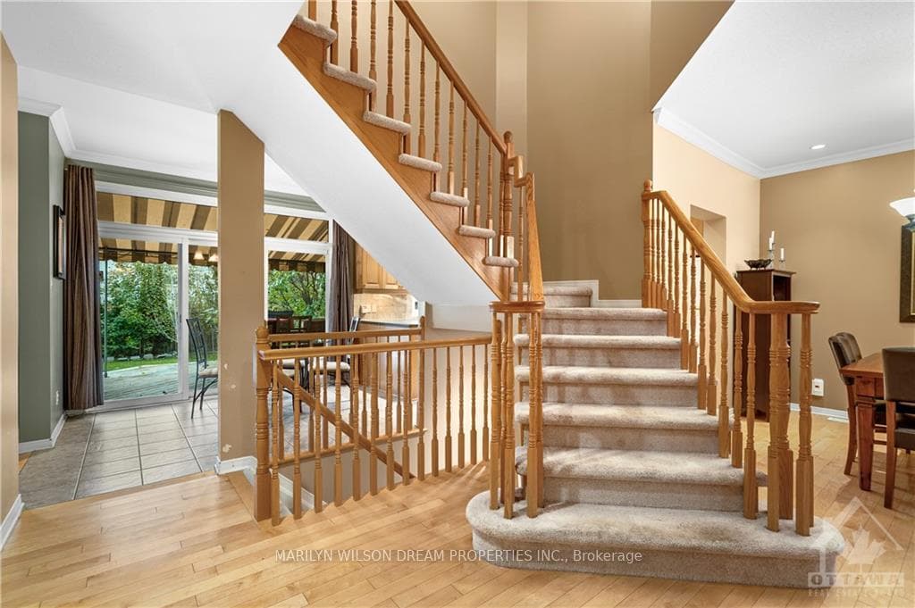 325 EDGEMOORE Crescent photo 14