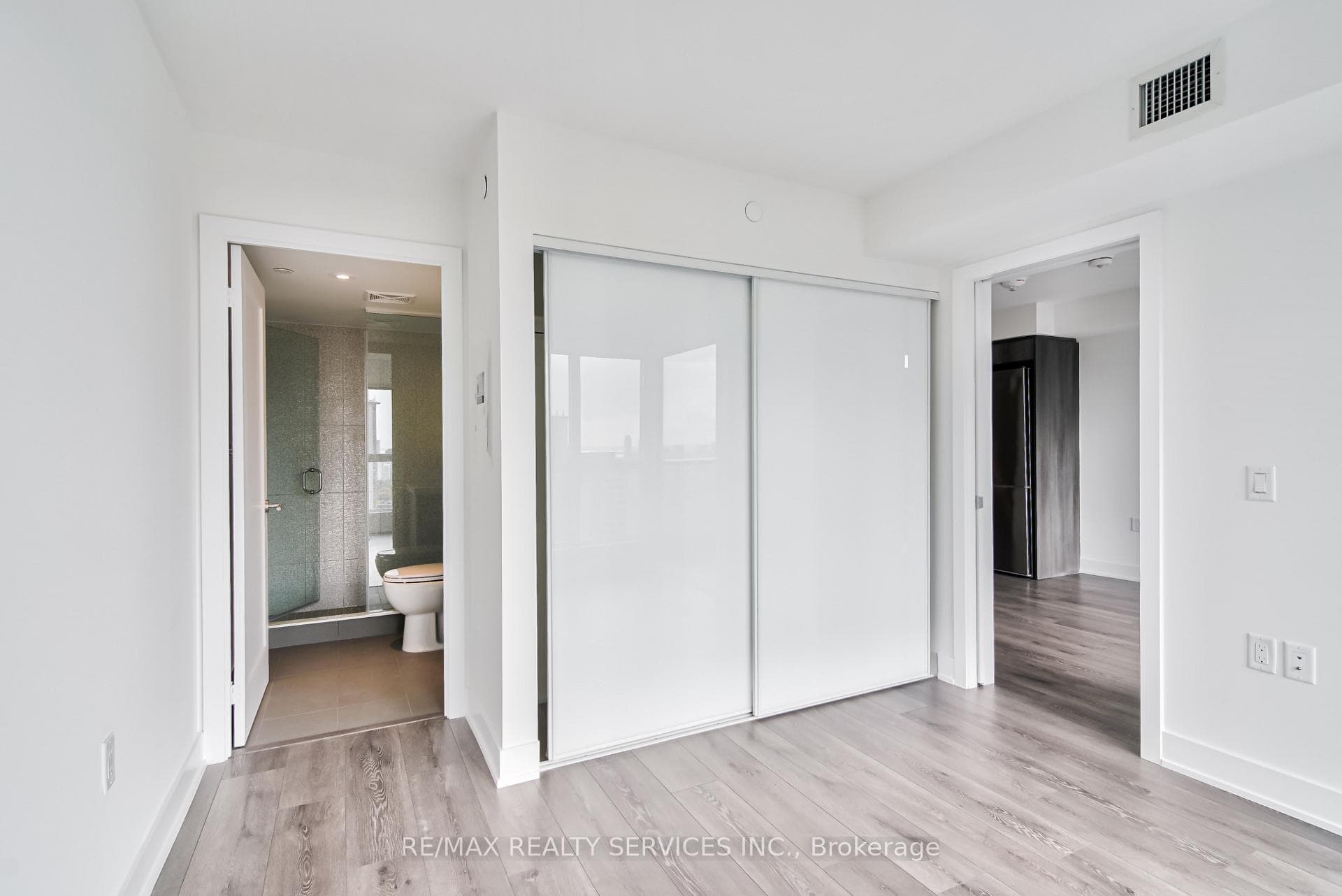 585 Bloor Street Unit 2321 photo 20