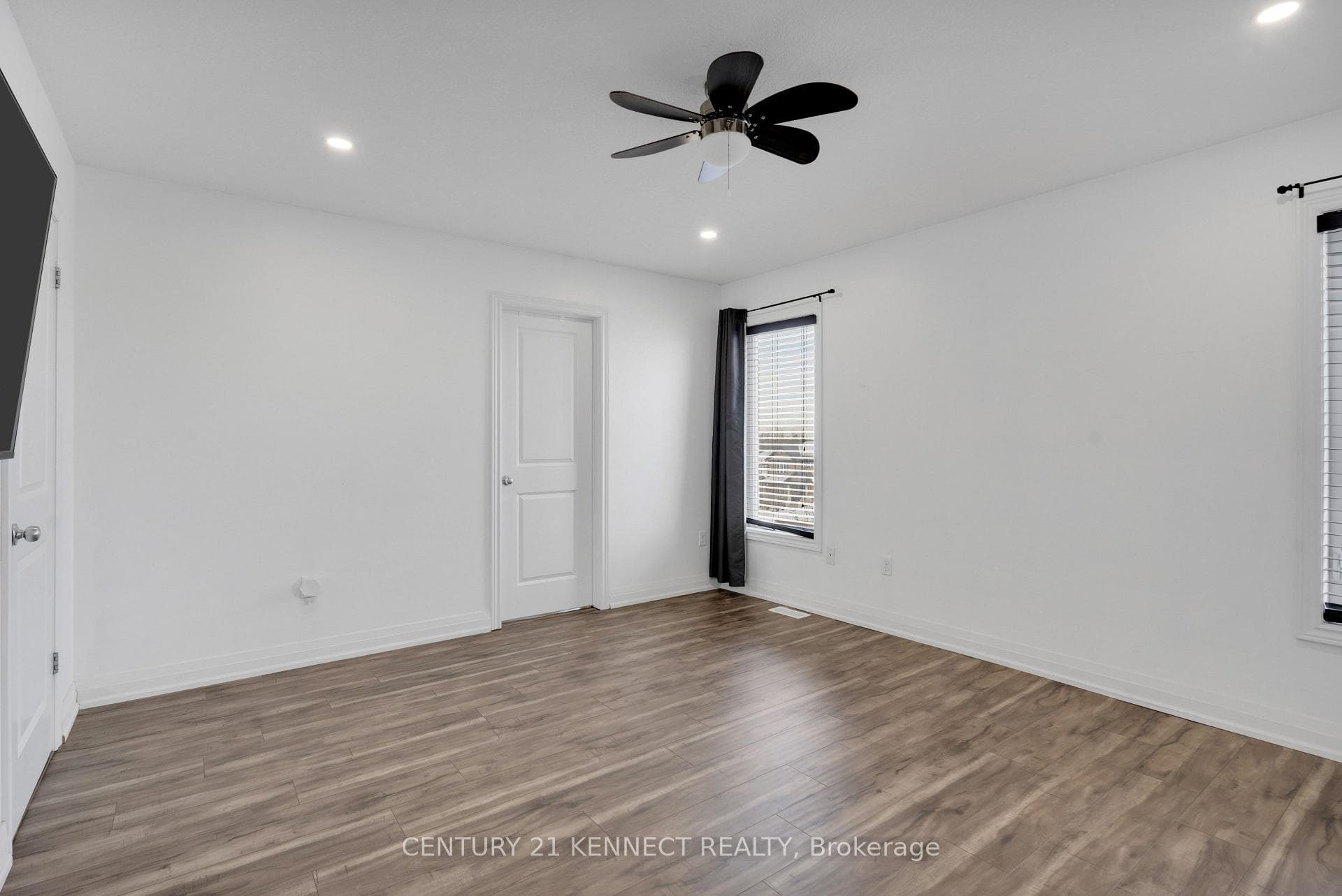 200 Courtney Crescent photo 15