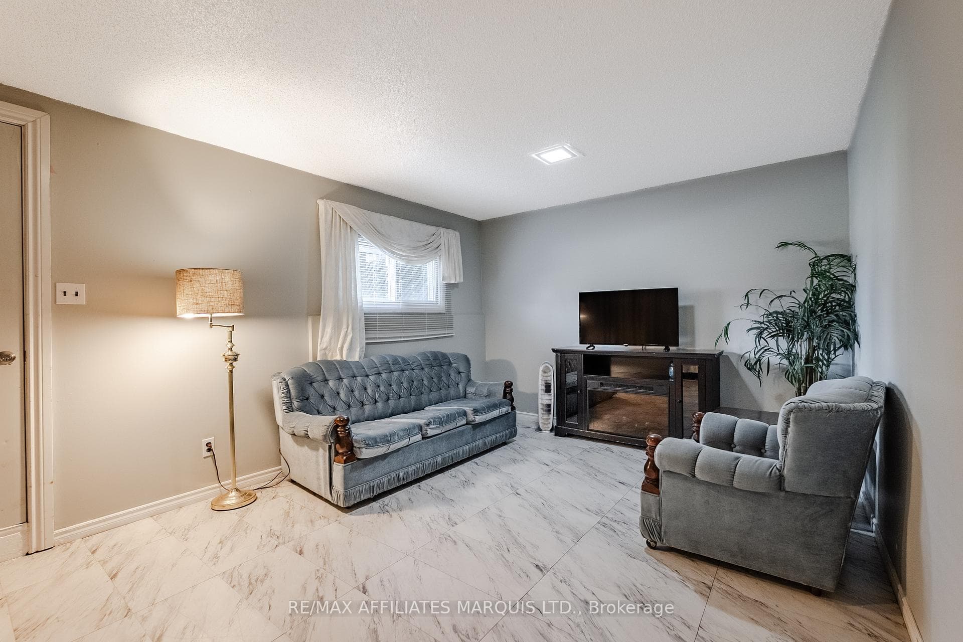 812 Glengarry Boulevard photo 32