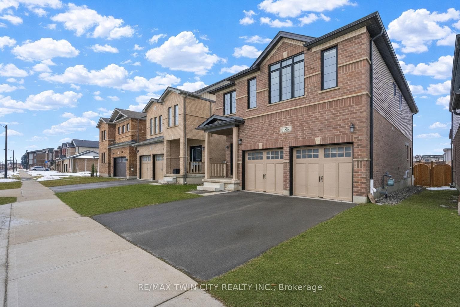 126 Tartan Avenue photo 2