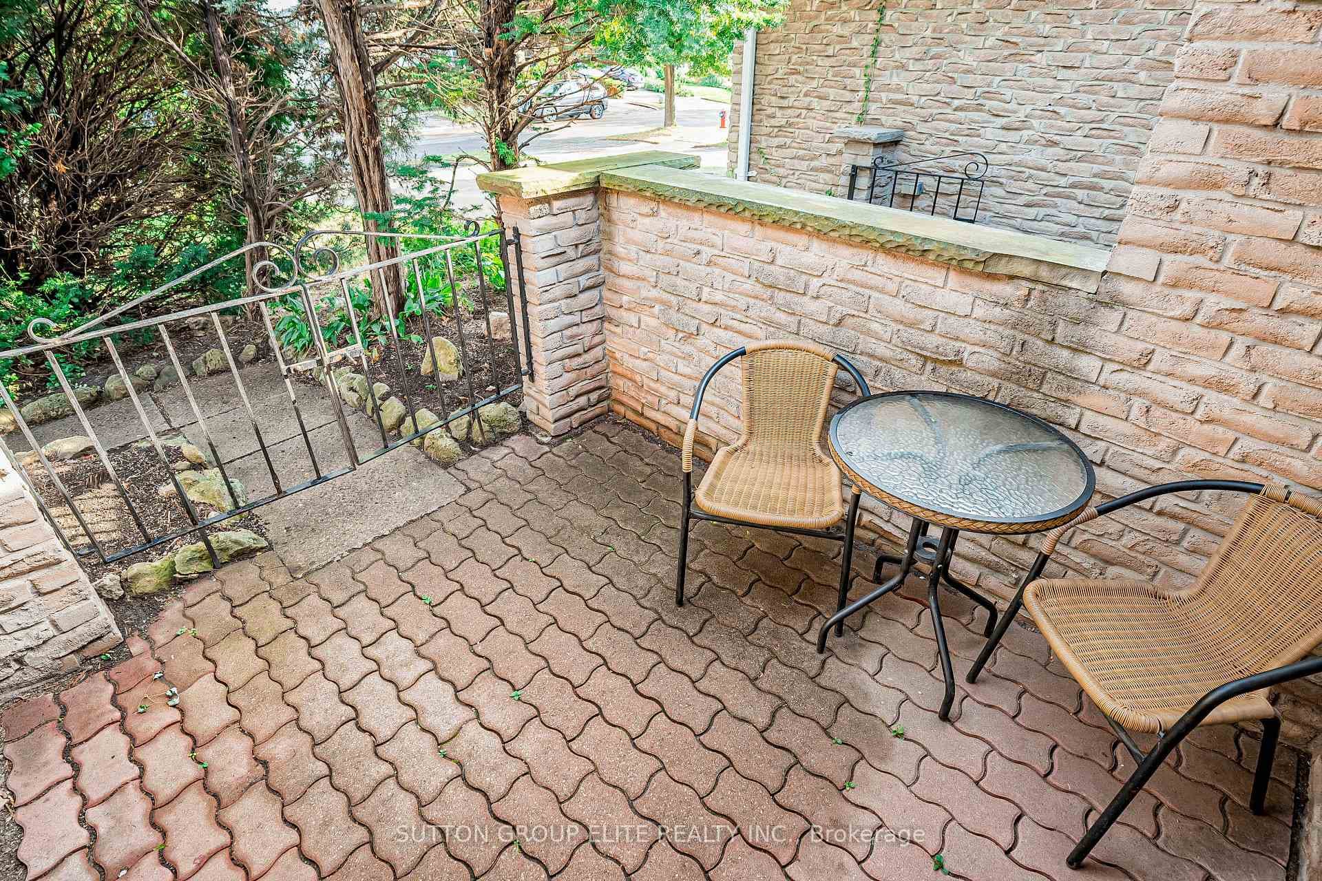 2323 Delkus Crescent photo 5