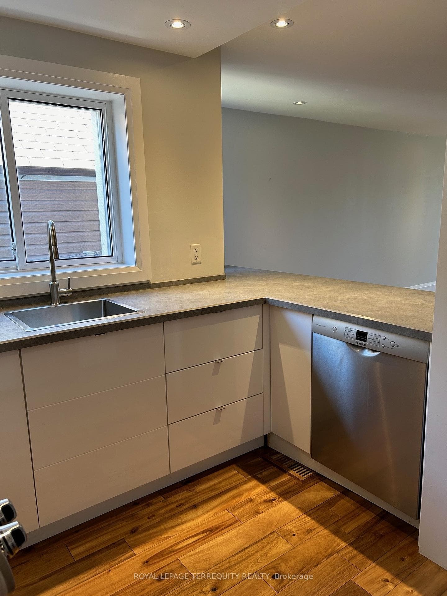 22 Burnfield Avenue Unit Upper photo 5