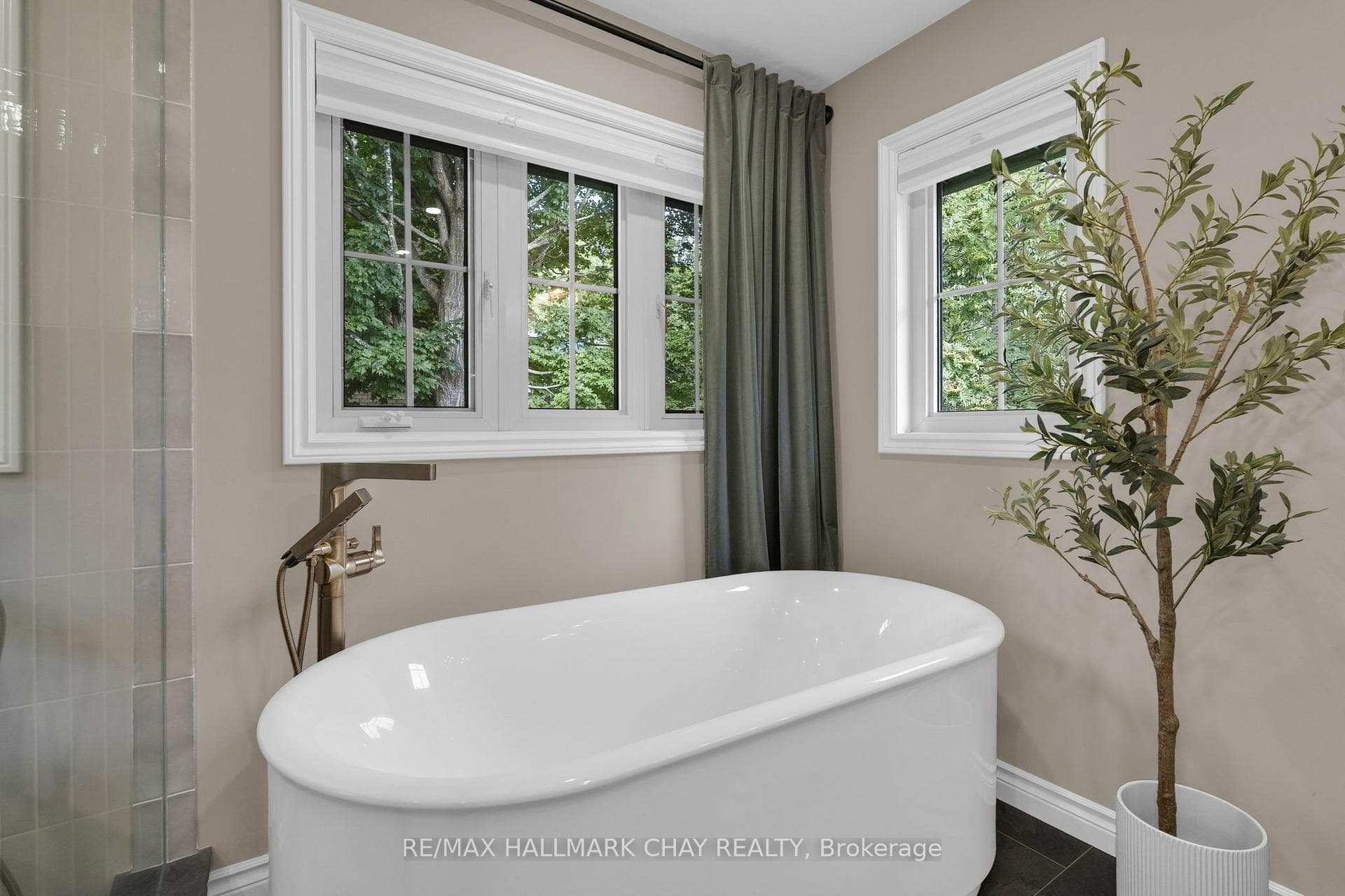 Primary 5pc Ensuite with Soaker Tub, Sep Shower