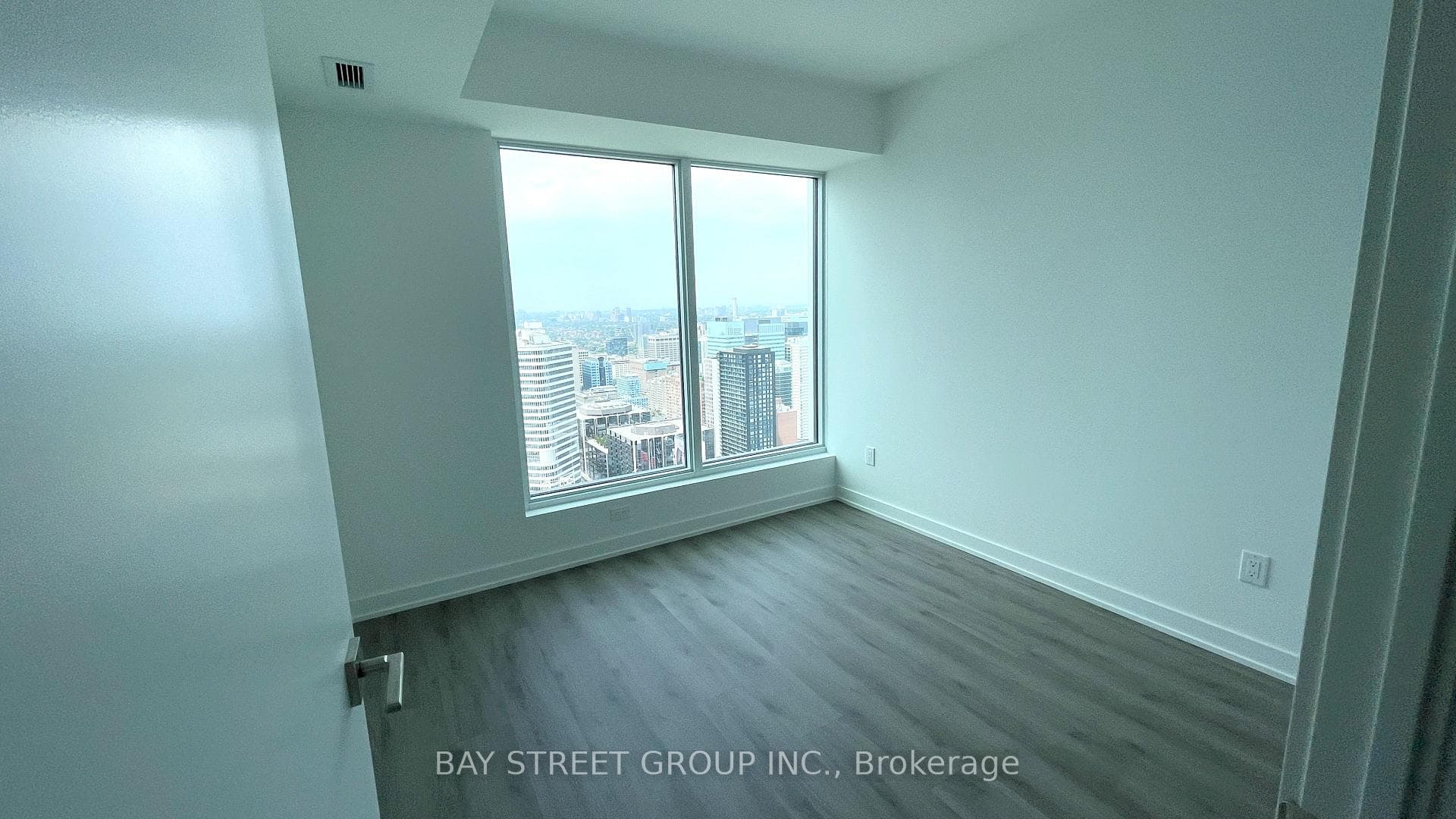 Bedroom w Large Window