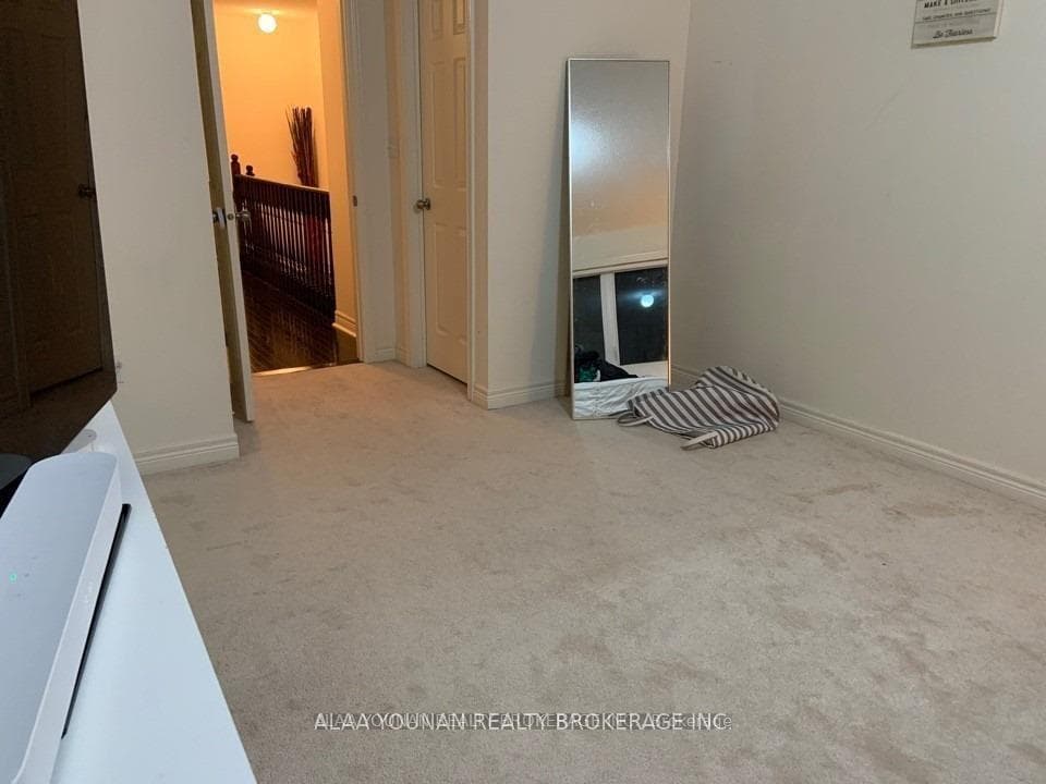 1055 Job Crescent photo 16