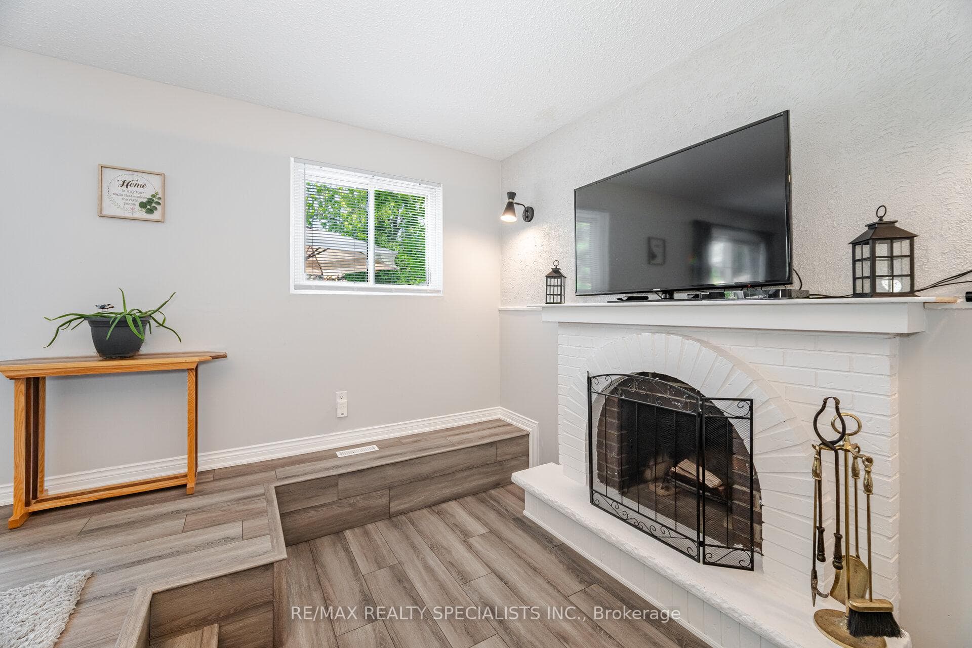 325 Kingsview Drive photo 9