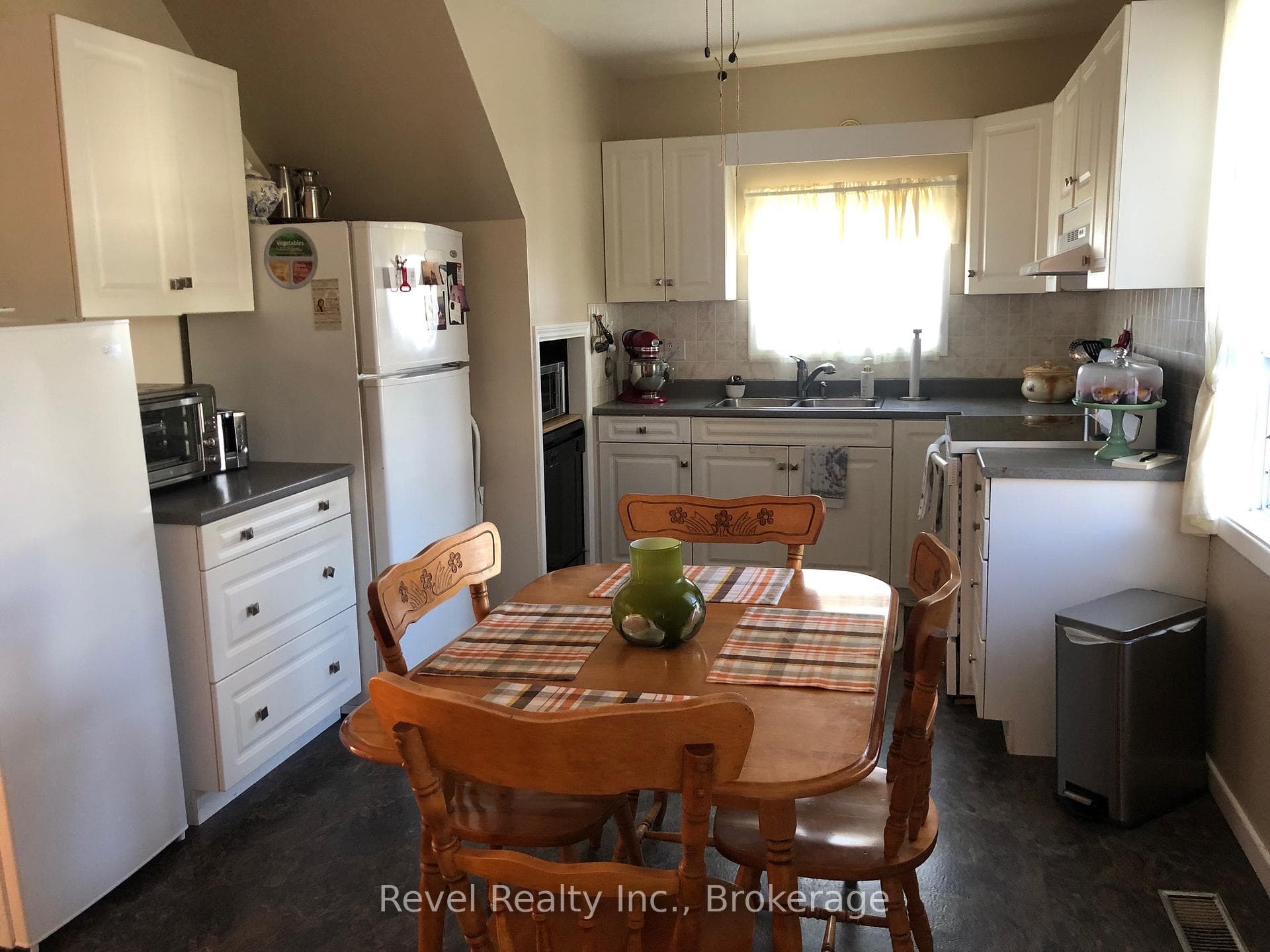 Eat-in Kitchen