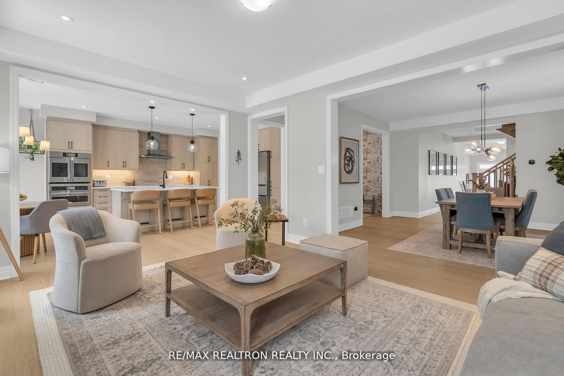 669 Newlove Street photo 15