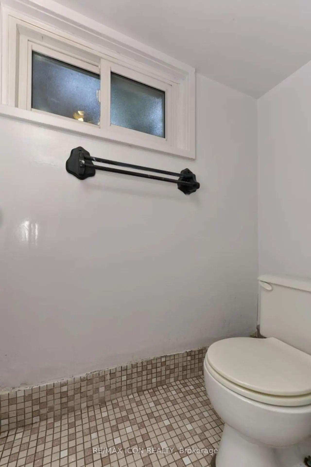 525 Grosvenor Street photo 42