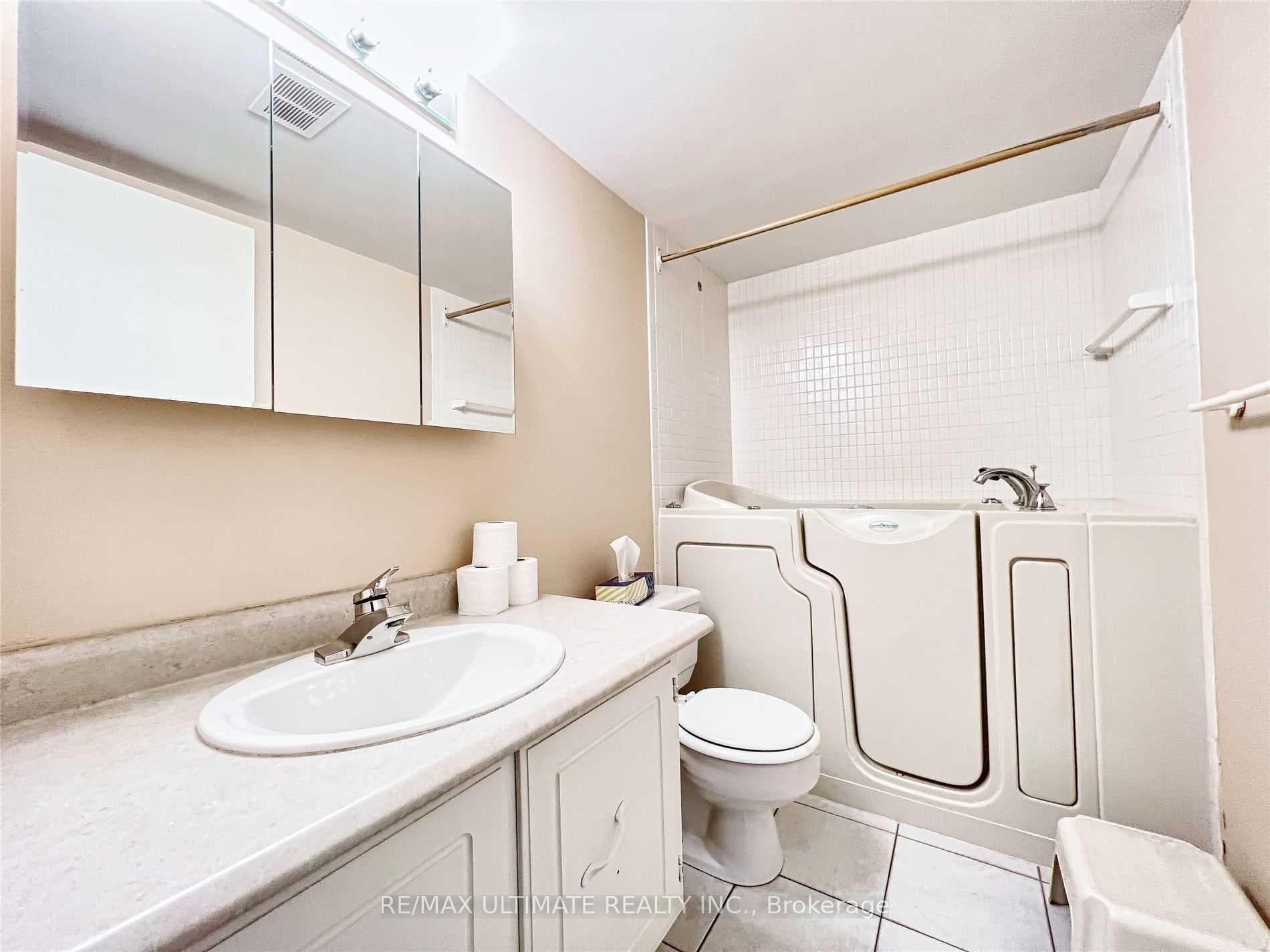 8111 Yonge Street Unit 912 photo 17