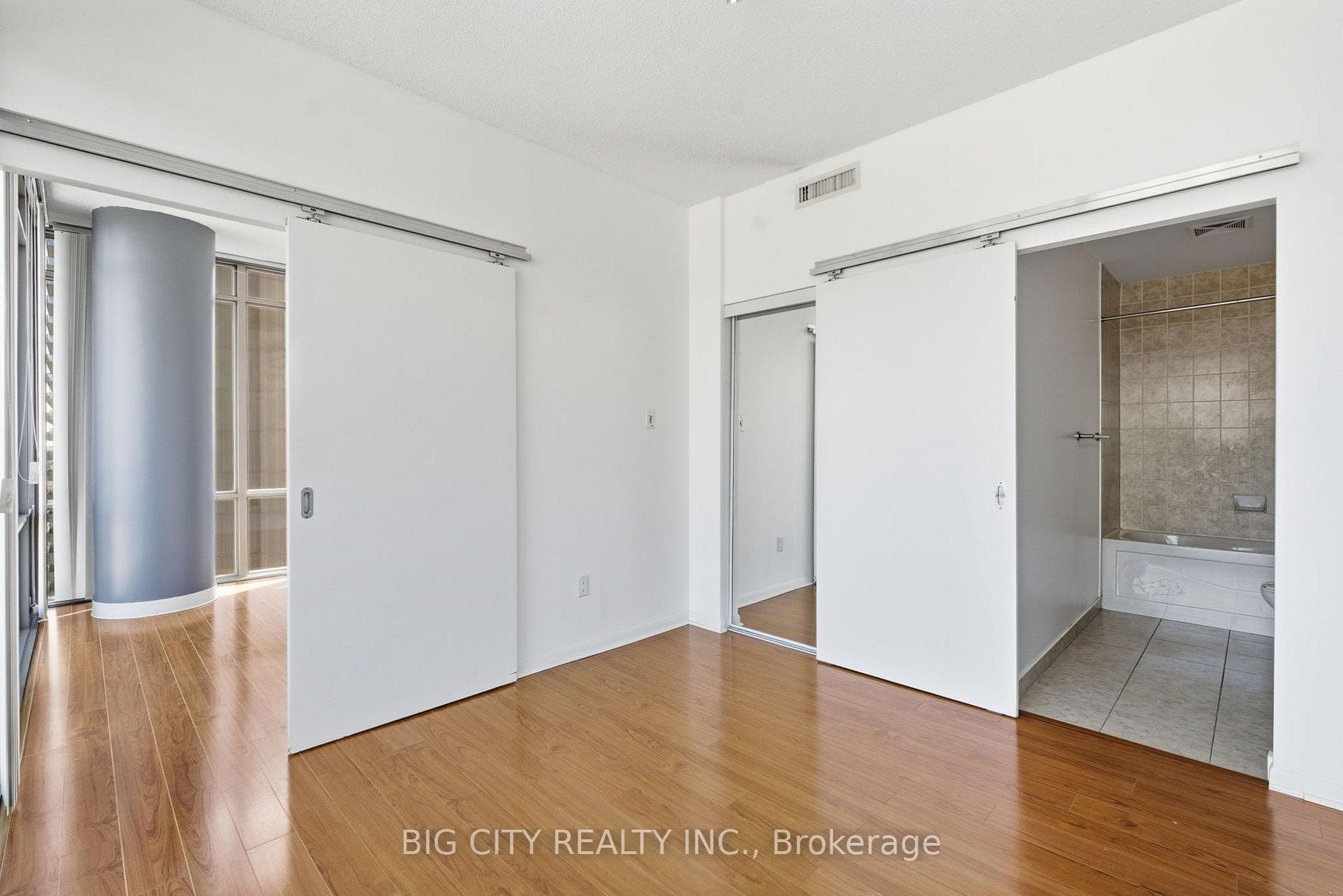 37 Grosvenor Street Unit 2307 photo 18