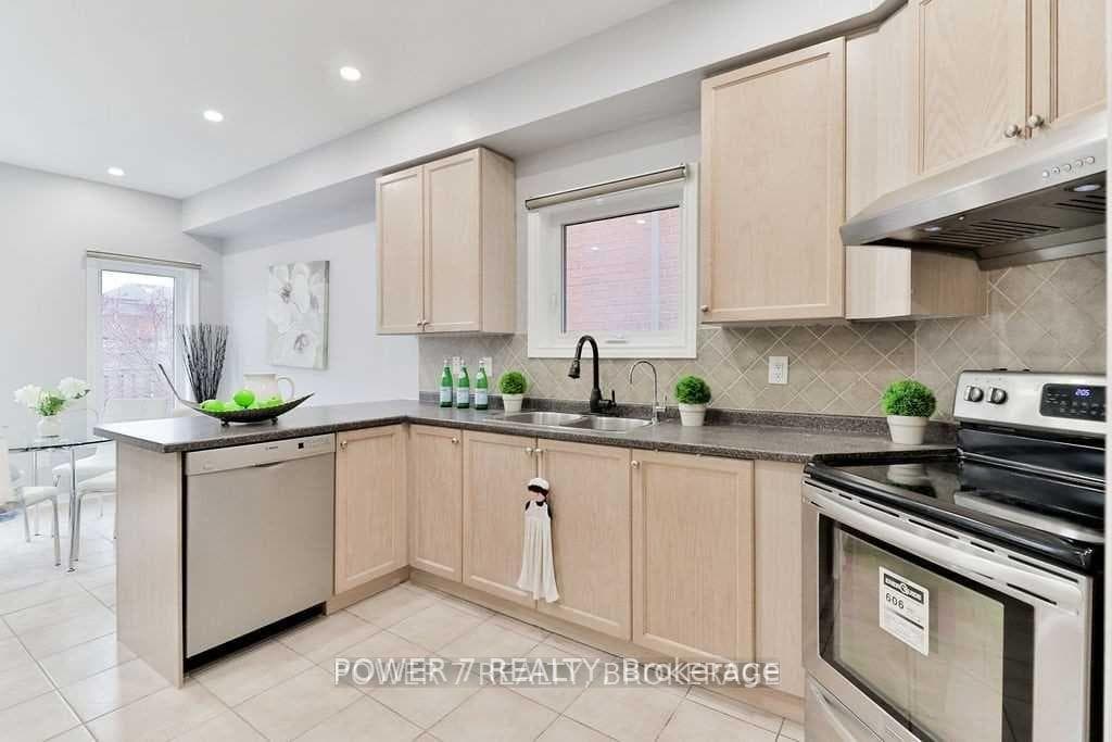 253 Bur Oak Avenue photo 8