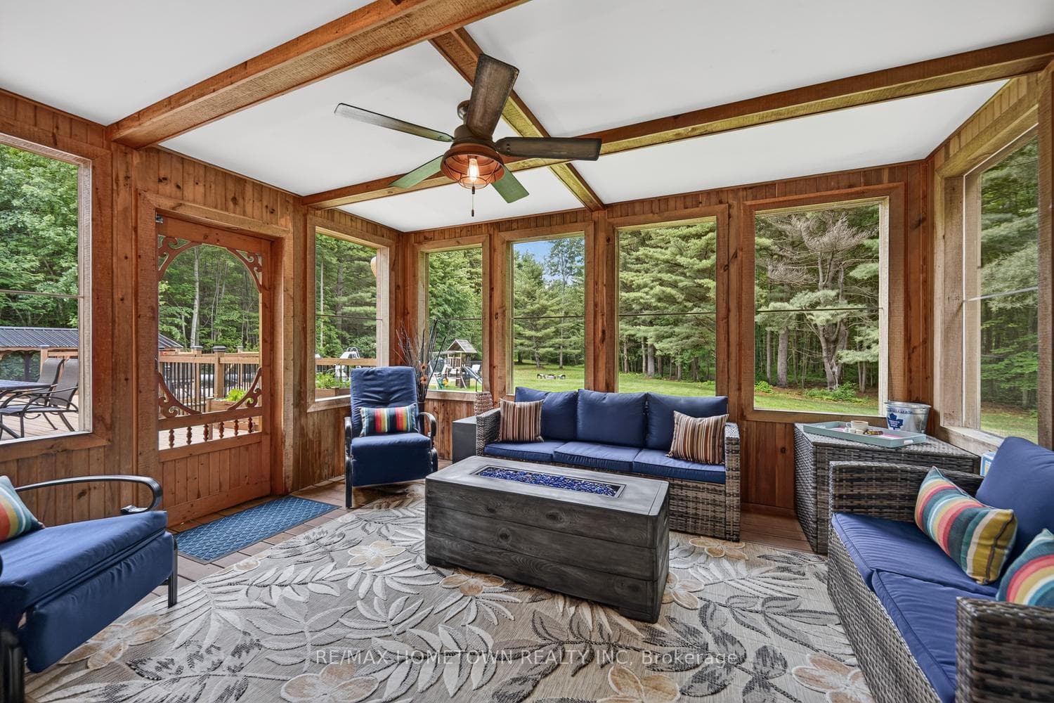 screened sun room
