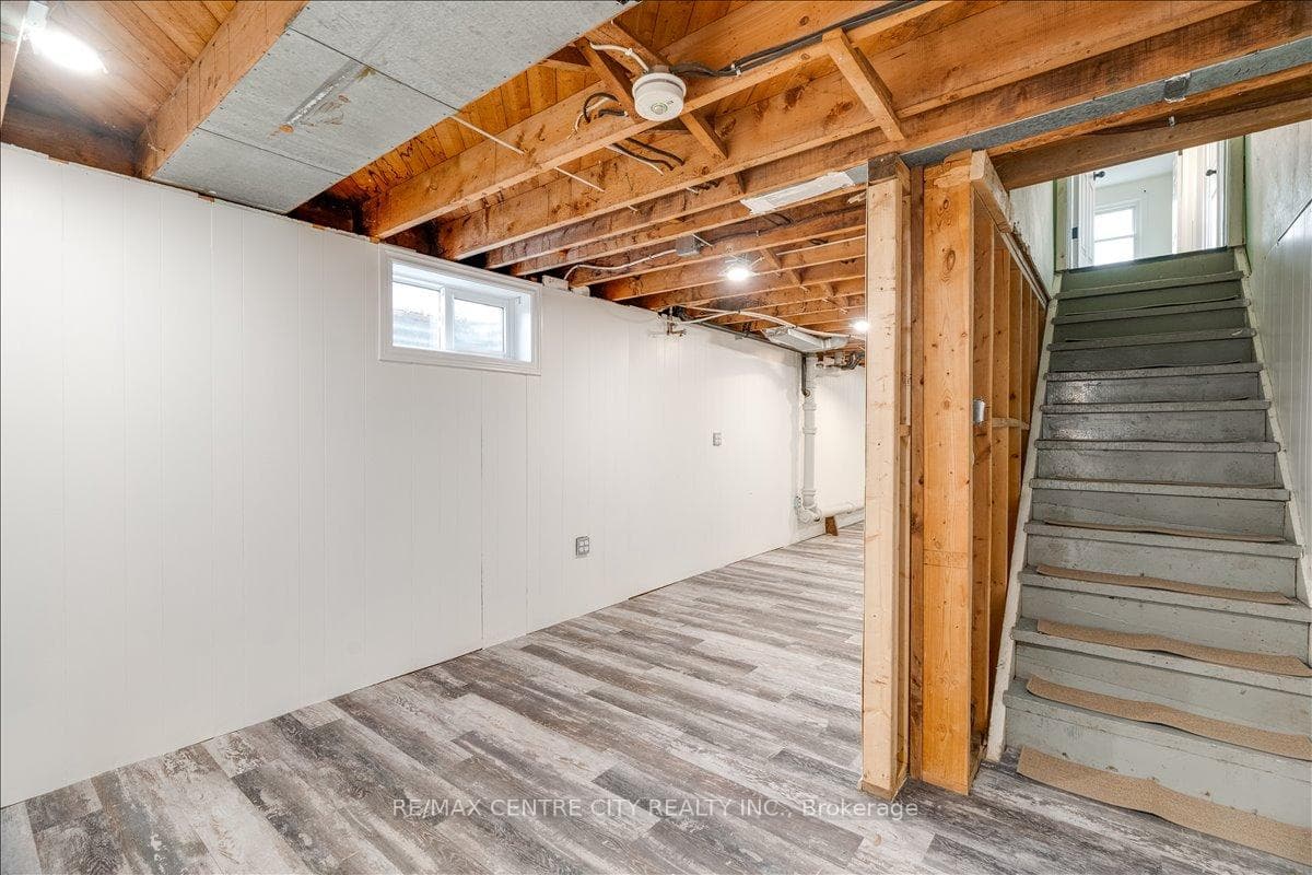 549 Victoria Street photo 17