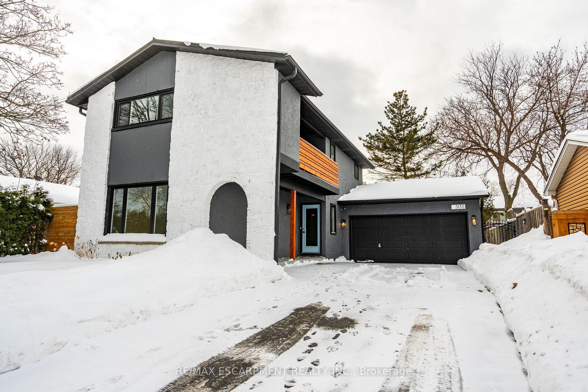 3135 MICHAEL Crescent photo 1