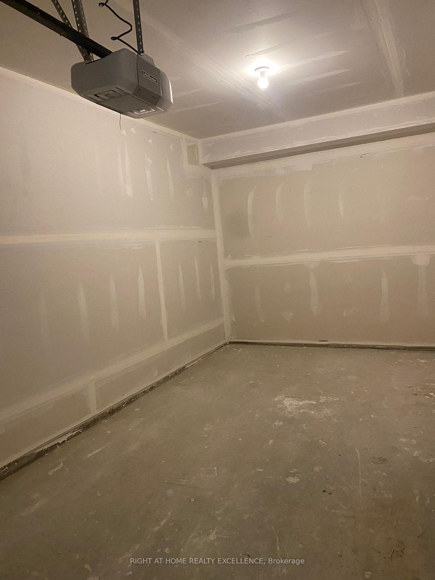 57 Progress Crescent photo 14