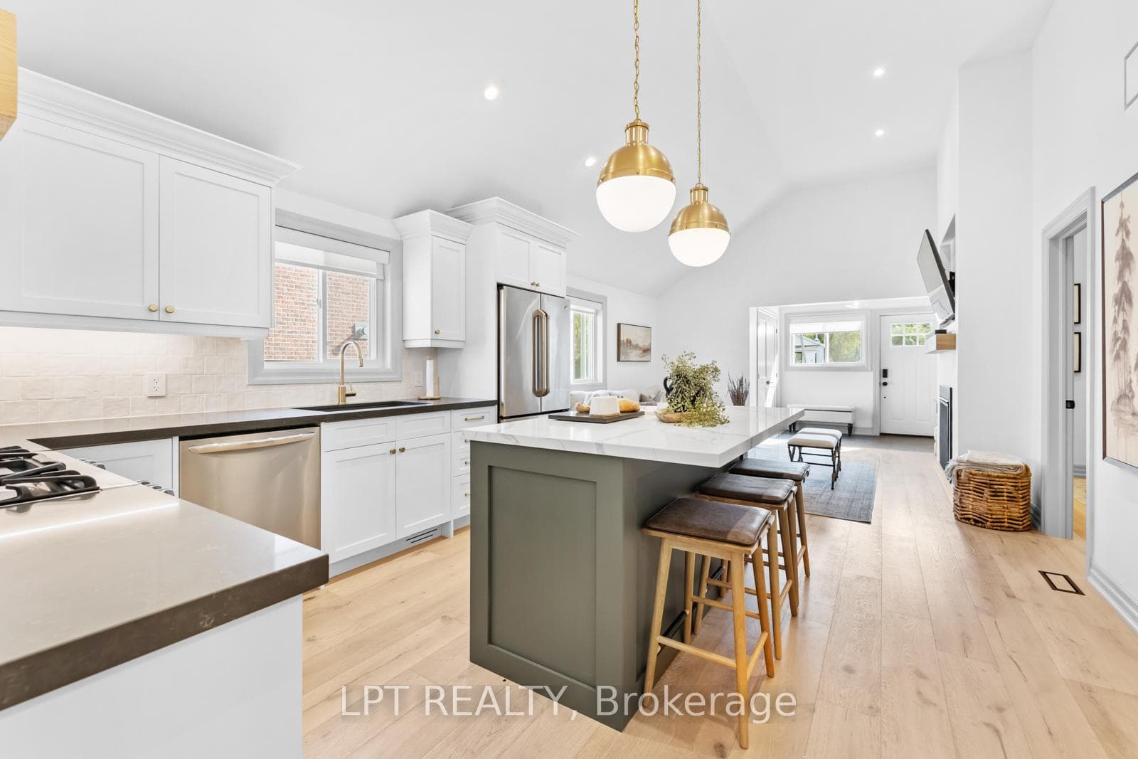 131 Maple Avenue photo 11