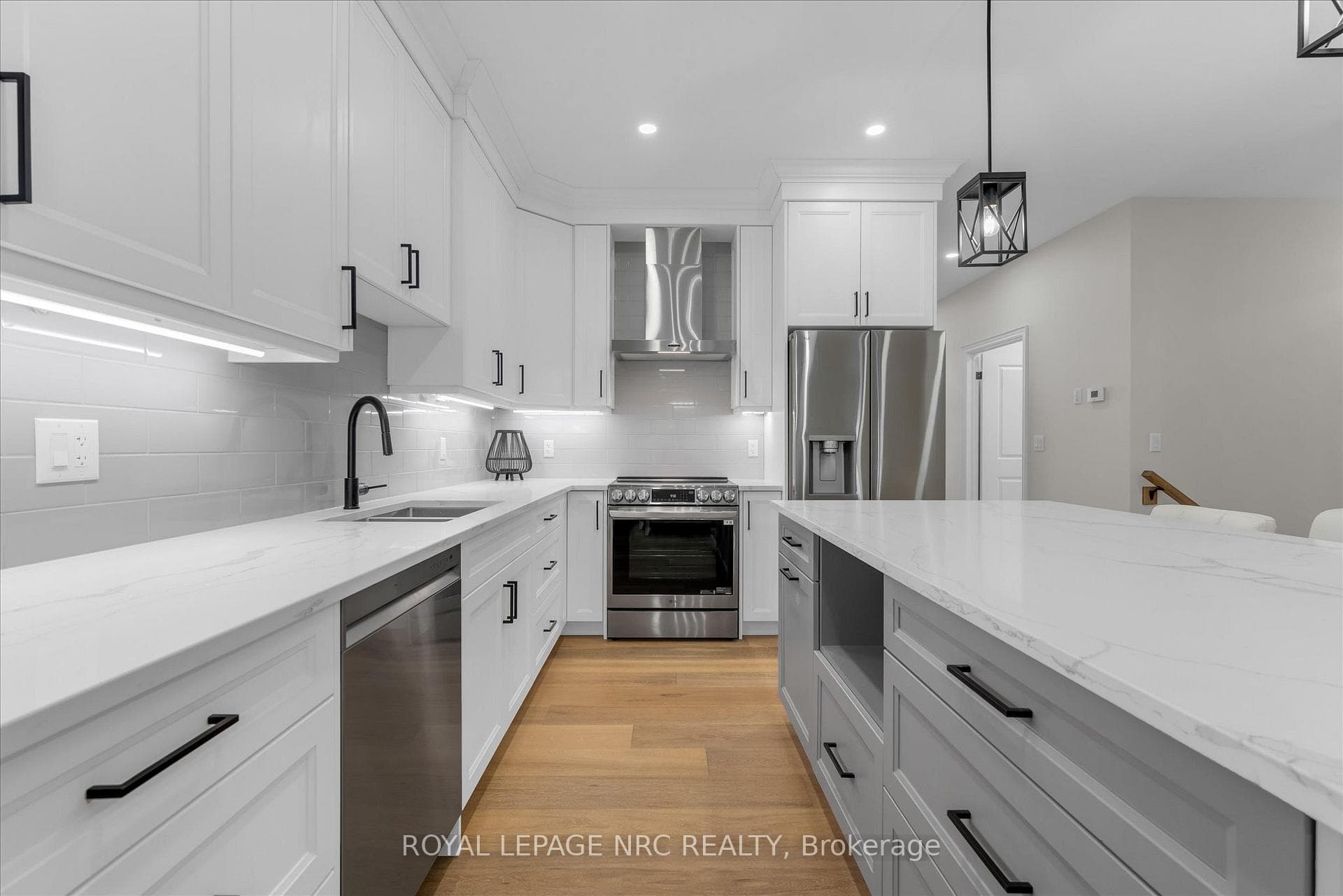 736 Clarence Street photo 8