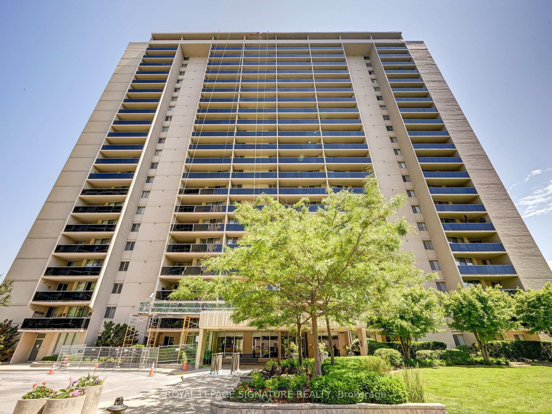 812 Burnhamthorpe Road Unit 704 photo 1