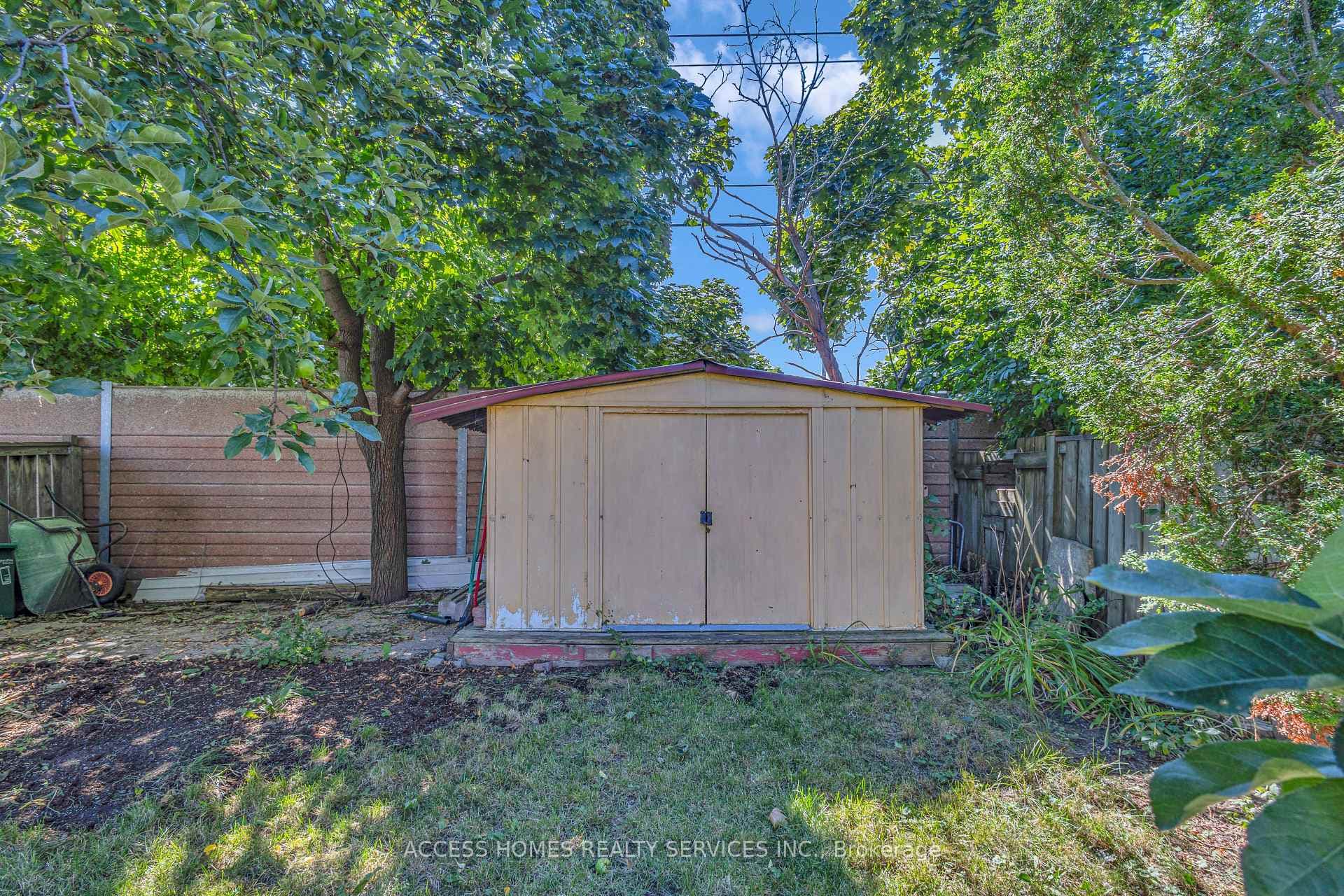 112 Banting Crescent photo 38