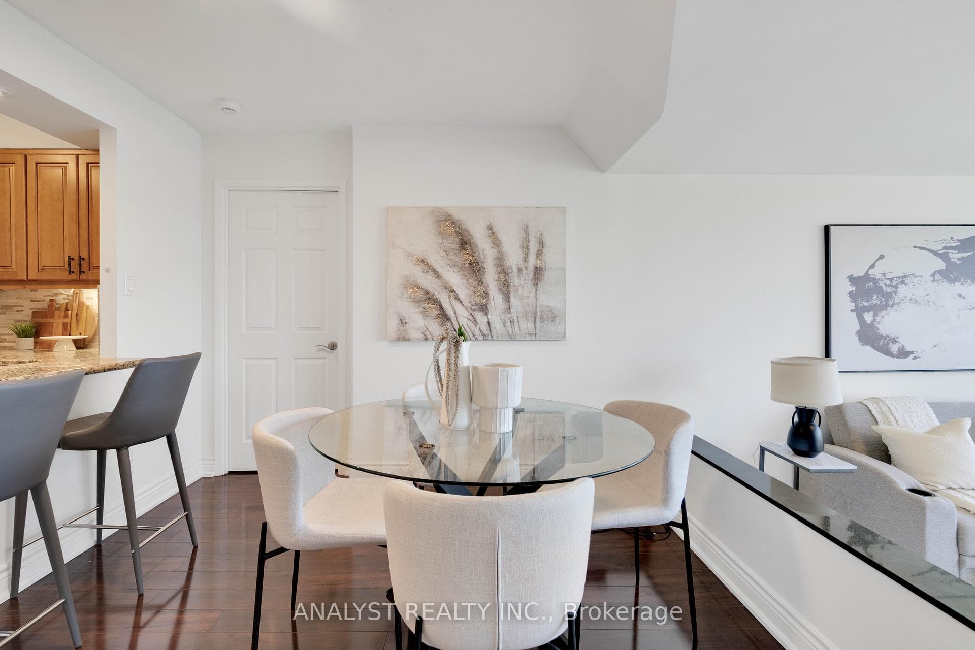 50 Eglinton Avenue Unit 909 photo 8