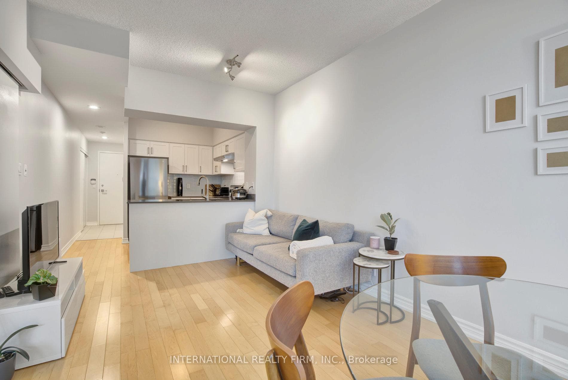 230 Queens Quay Unit 1617 photo 3