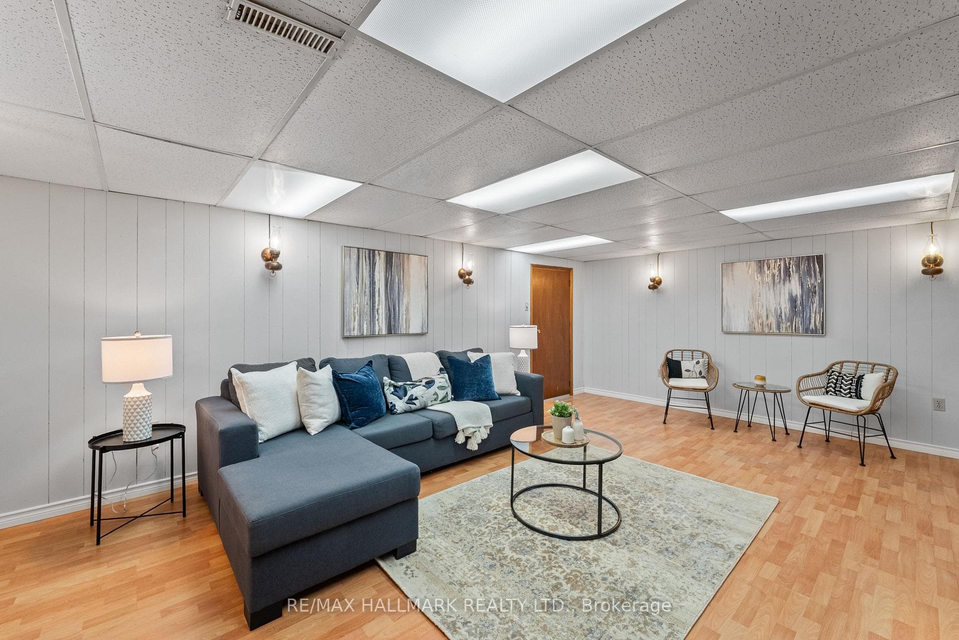 large Rec Room with Bar area