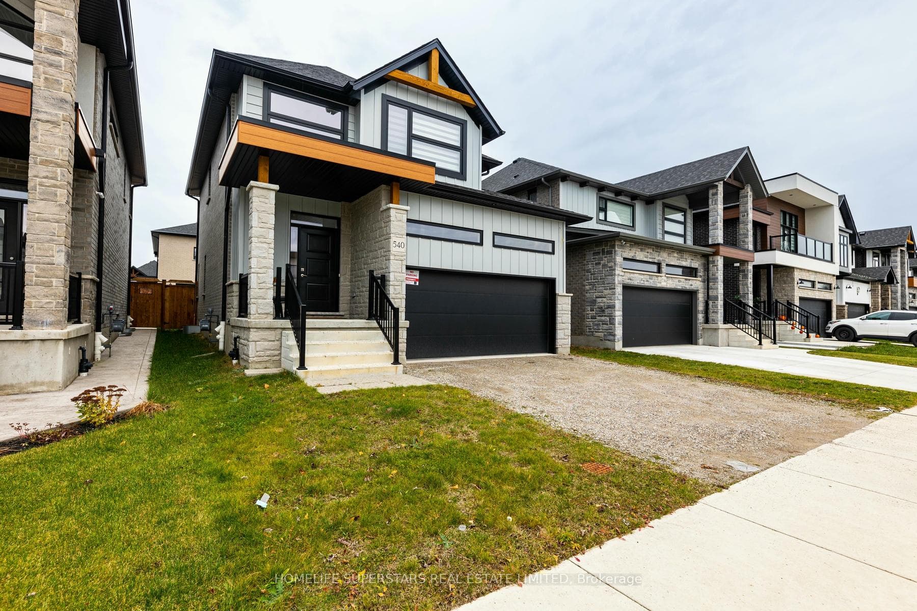 540 Doonwoods Crescent photo 1