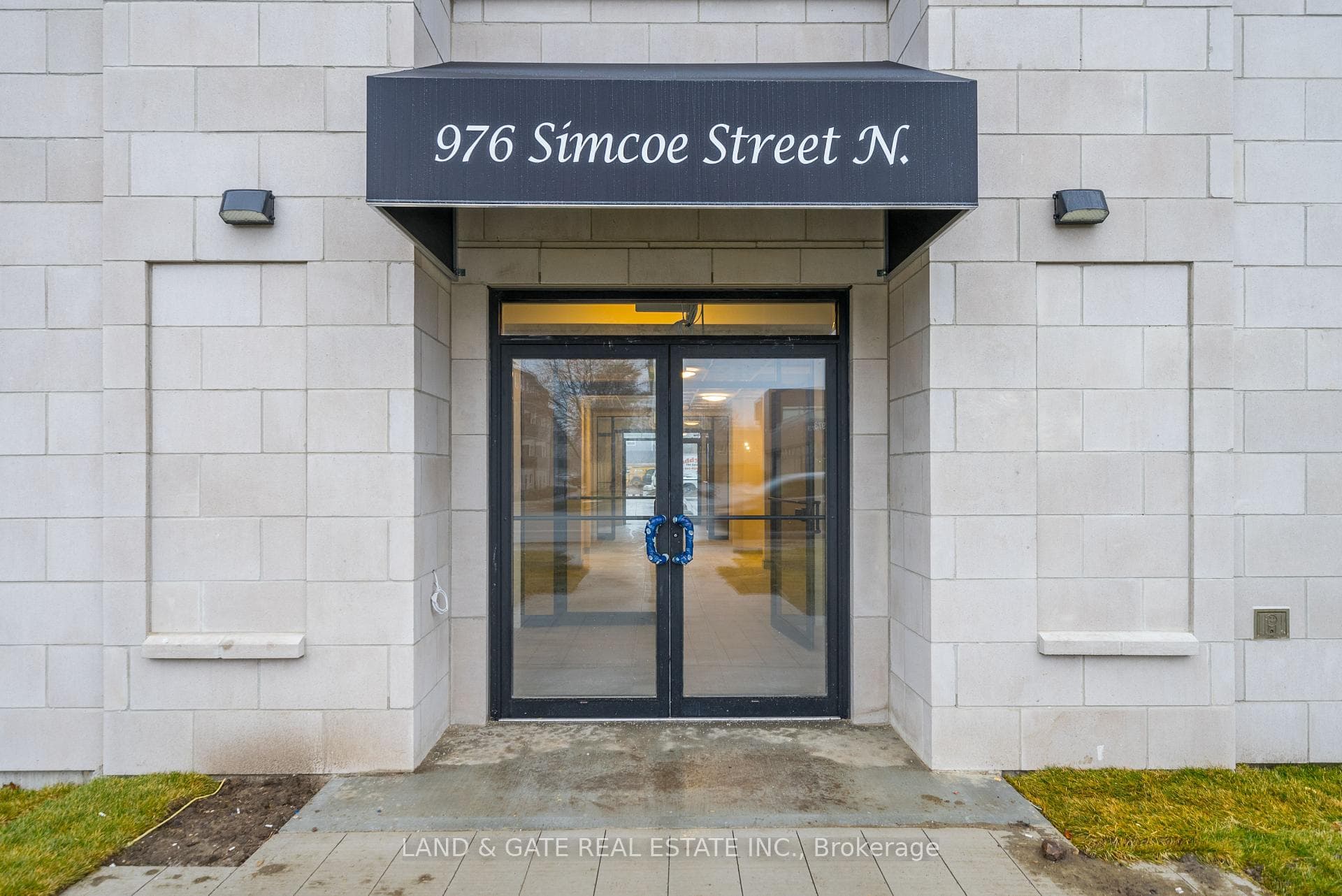 976 Simcoe Street Unit 509 photo 2