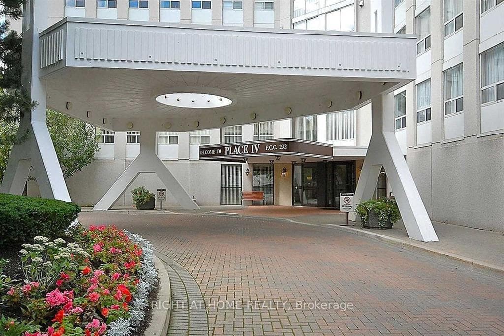 3650 Kaneff Crescent Unit 3202 photo 2