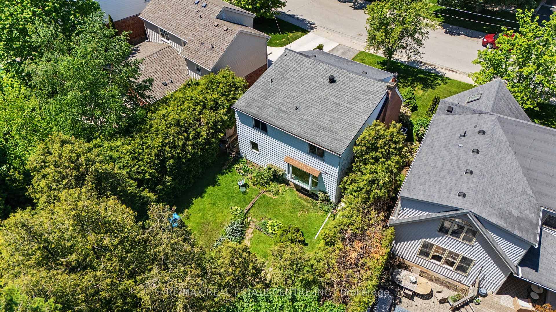 2068 Wellington Avenue photo 33