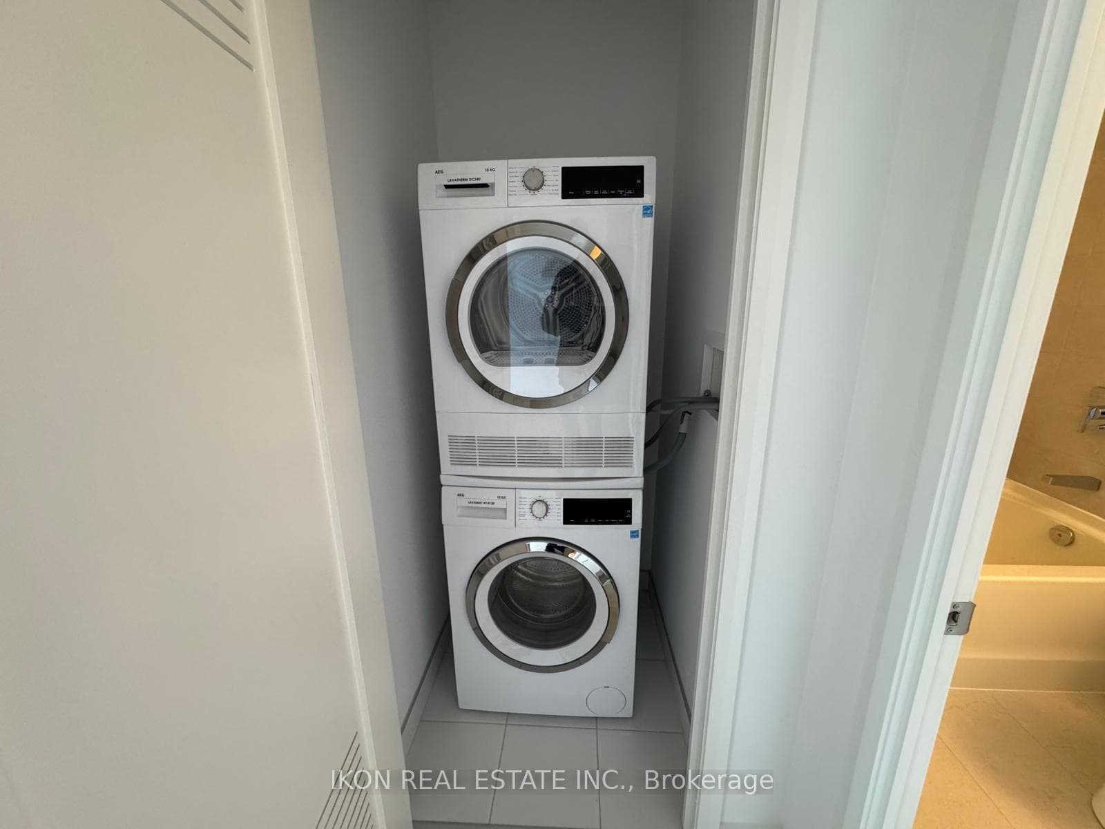 75 James Street photo 35