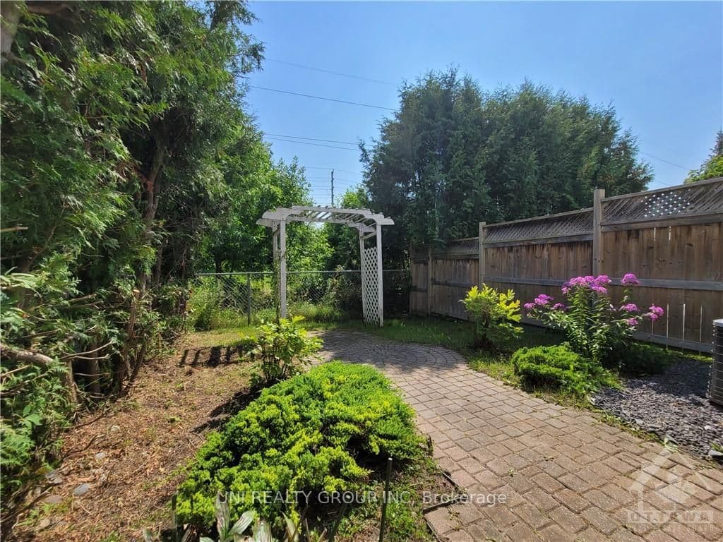 96 WESTPOINTE Crescent photo 29