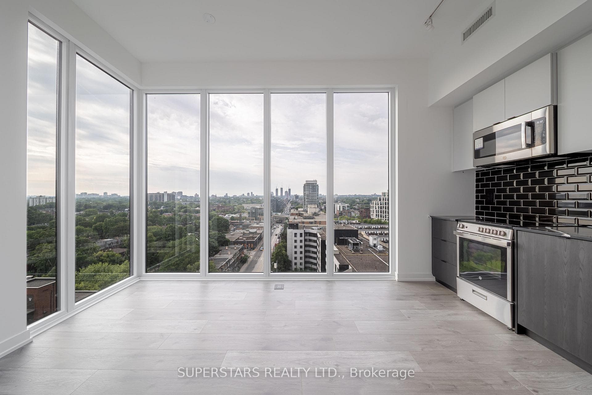 285 Dufferin Street Unit 1124 photo 4