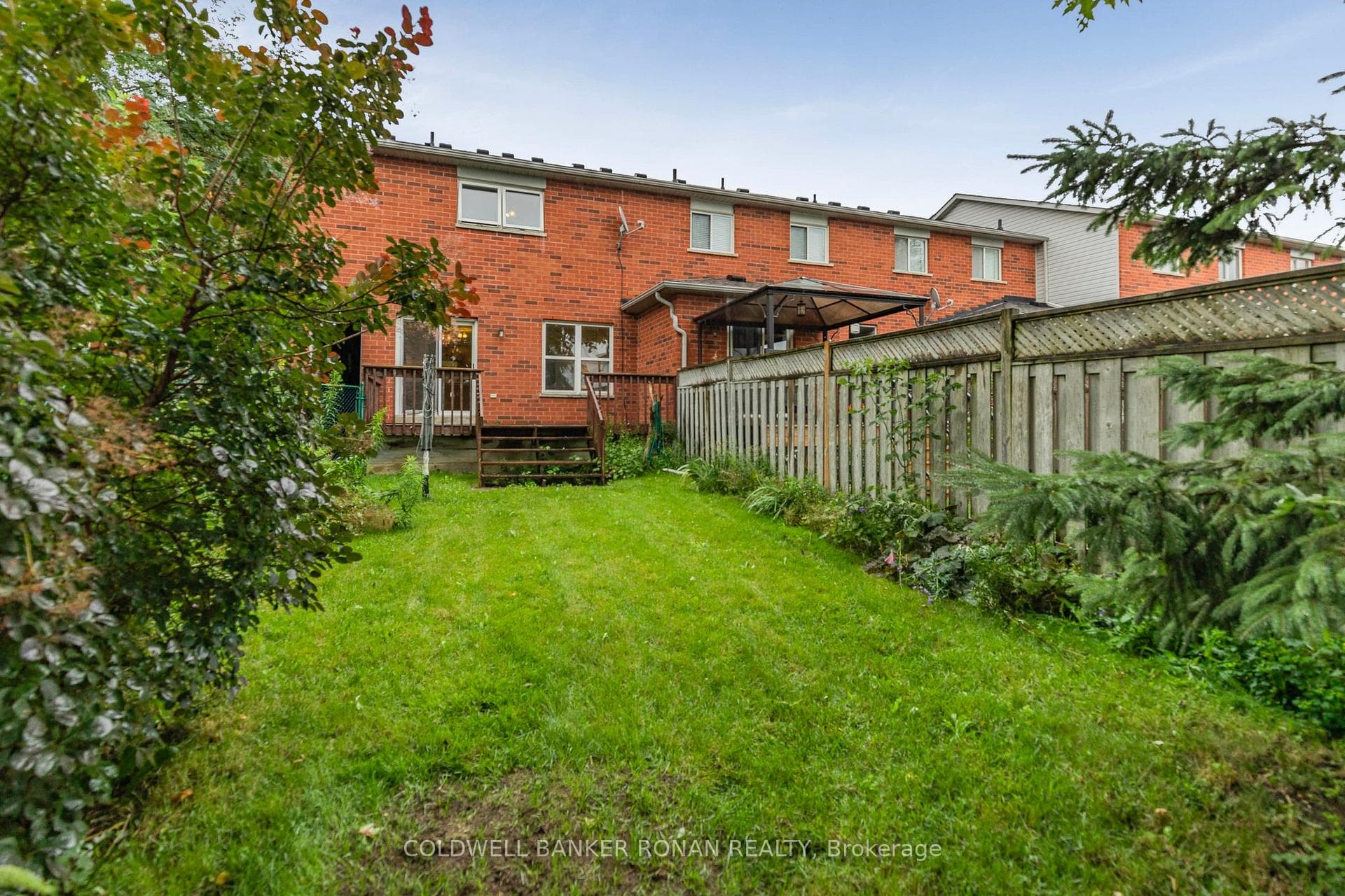 64 Henderson Crescent photo 29